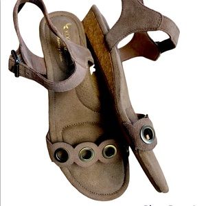 EUC Ladies 6 Koolaburra by Ugg Leira Wedge Brown Suede Sandals